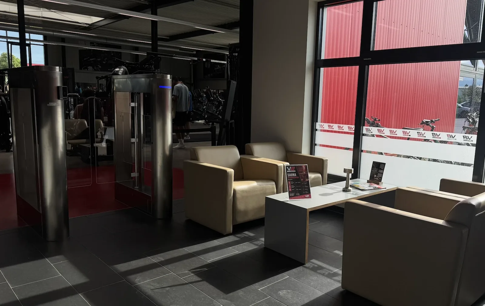 Empfang mit Zutrittsschleusen in einem Fitnessstudio